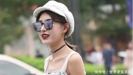  『设计』街拍：女孩的上衣设计十分有韵味，搭配白色A字裙，回头率百分百