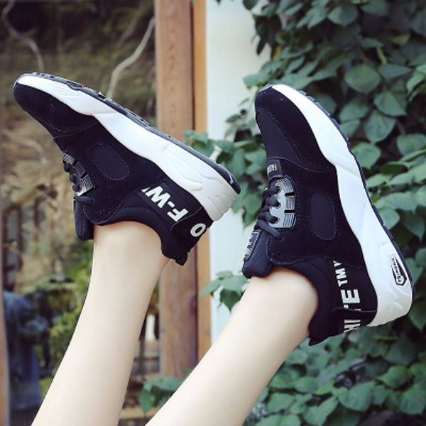 比高跟鞋清新时尚的小白鞋,9月刚上新,今秋穿出你的少女风