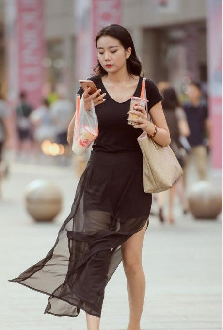  吊带|街拍：小姐姐吊带配毛边短裤，秀出白皙长腿，背影很吸睛