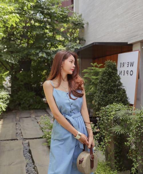 人像摄影：拍照时尽量展现模特的修长美腿，给人别样的性感与韵味