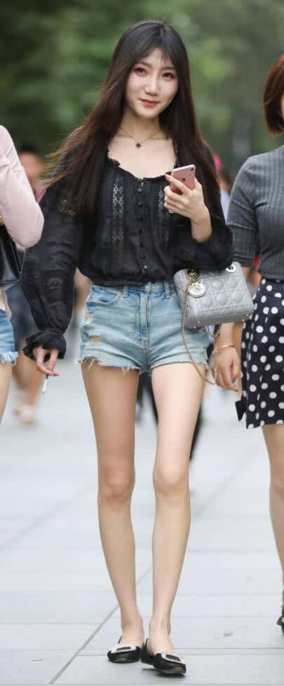 长相甜美小姐姐穿超短裤出街，秀出修长纤瘦美腿贼好看