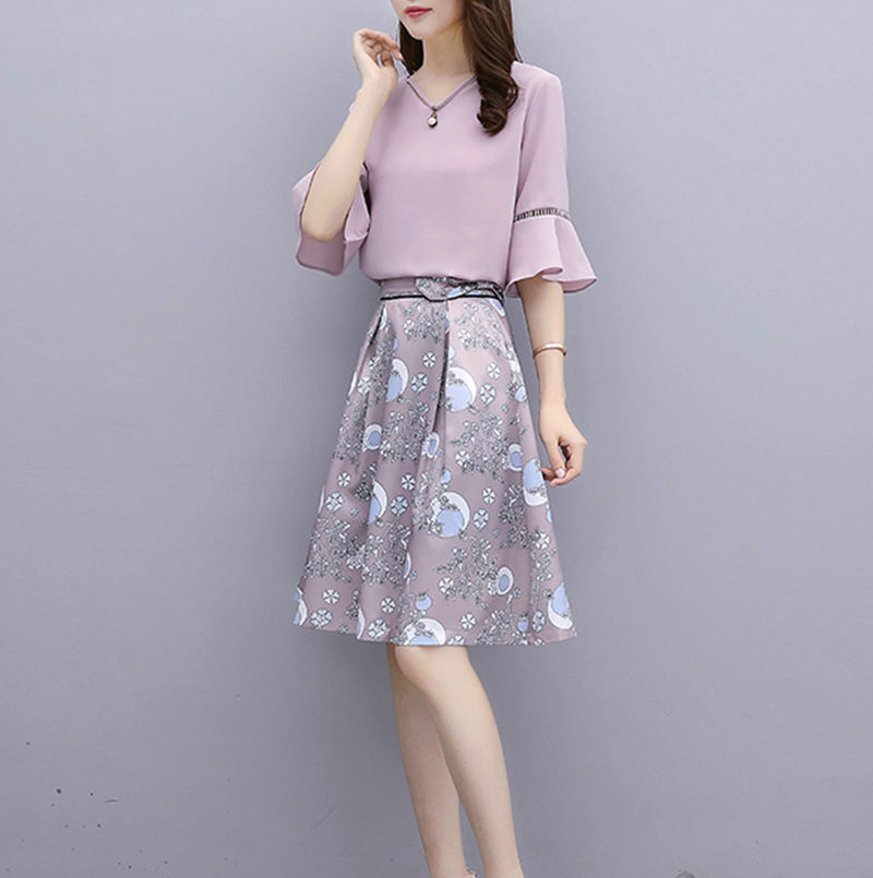 身材丰满的女生还是这样穿，紧身T恤性感火辣，女人味洋气美翻天