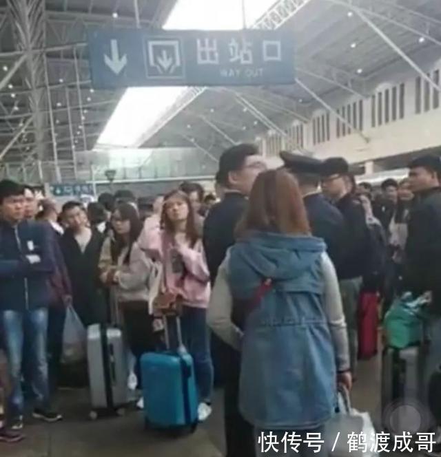 竟被“堵”在火车上，网友：凭什么让守规矩的吃亏！