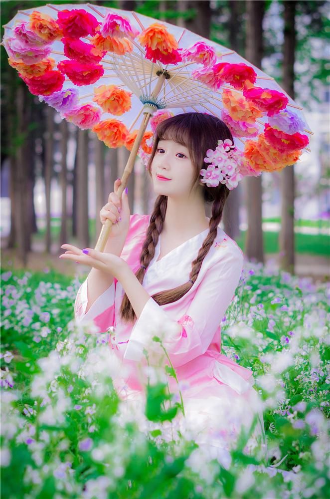 可爱俏皮美女娇憨性感花丛写真图片