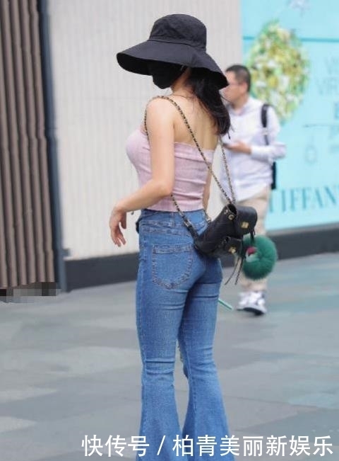  美女@街拍 :没想到喇叭裤也可以如此的少女，美女的气质真好！