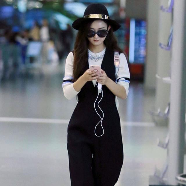 赵丽颖现身机场，一改以往的可爱风，穿连体裤尽显成熟女人味