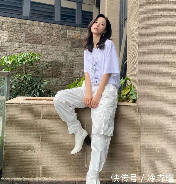  脚踝位置@“九分裤”早就没看点了，今年流行这款“堆堆裤”，藏肉显腿长