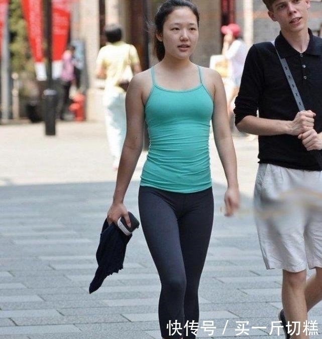 「 美女」个性穿搭,尽显青春朝气,街拍美女身材曼妙的小姐姐