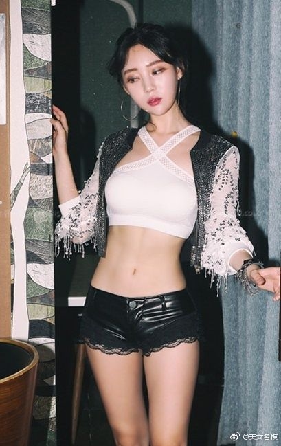 室内美女写真集：黑色紧身热裤，性感时尚好身材，展示大长腿！