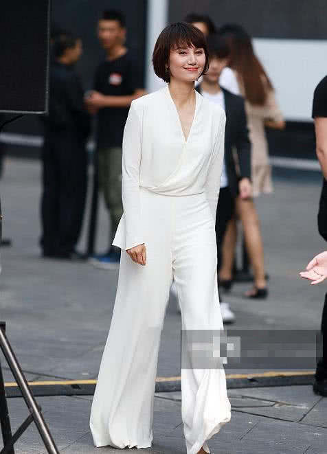 袁泉未修照公开，满脸细纹遮不住气质，网友：真正的“高级脸”