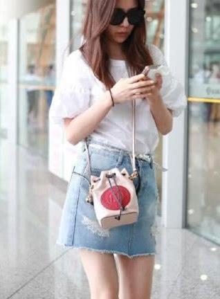 30岁王晓晨现身机场，白色T恤搭配牛仔裙大秀纤细“美腿”