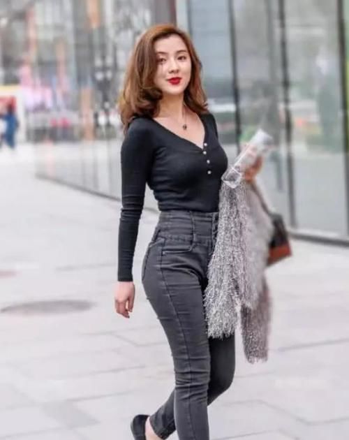  【潮范】潮范儿女神来了，街拍：出水芙蓉的美女，一条黑色的连衣裙，时尚女神大气