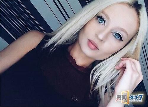 眼睛会变色的女孩，称自己天生像芭比
