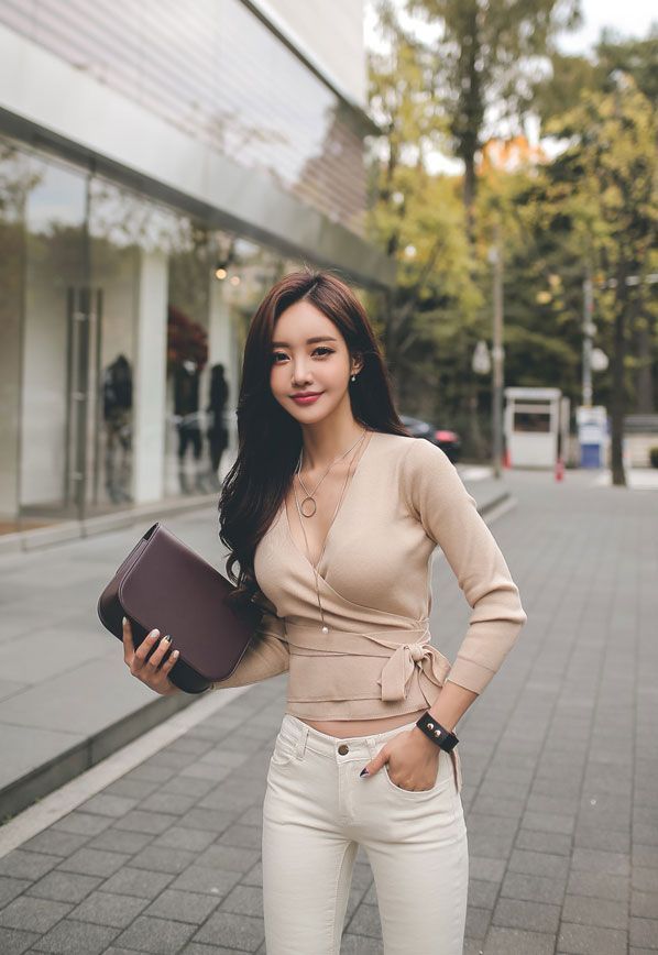 小姐姐躺在公园的椅子上，一袭开叉的紧身针织裙，好身材一览无余