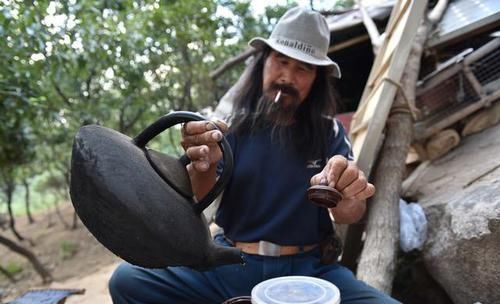  煤油灯■山东一户人家7代人隐居深山，如今仍在用煤油灯照明