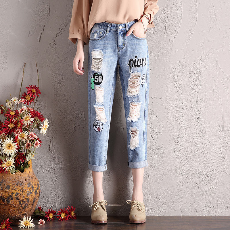 如今的女人真会穿，不穿裙子，只穿这“坏的”牛仔裤，美出新高度