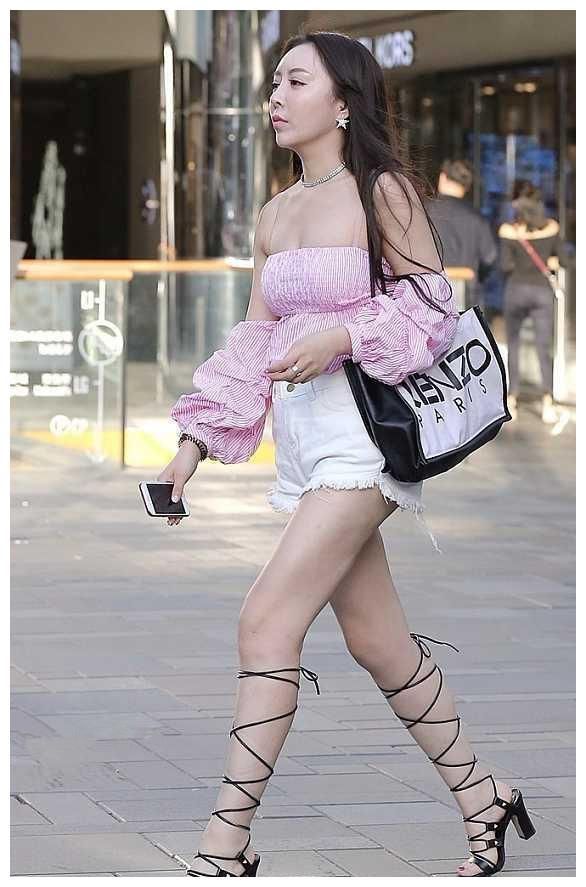 爱拍照:图1低胸一字肩,图2黄色连衣裙,图3迷人职业装!