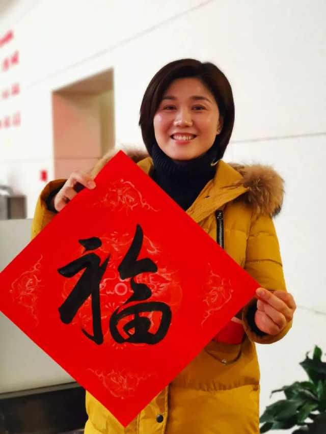  火红■火红春联，自然是散发着墨香的最好！