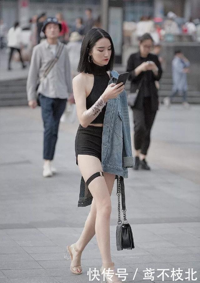  [气质]美女搭配黑色尖头高跟鞋，尽显女人的气质，带来了复古的优雅之美