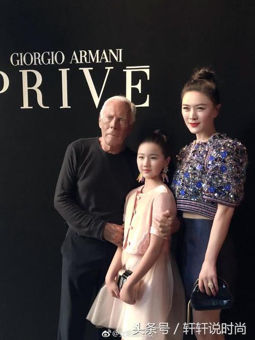 43岁田海蓉穿露腰装看秀,还脚踩一对20cm的细针,网友:看着都疼