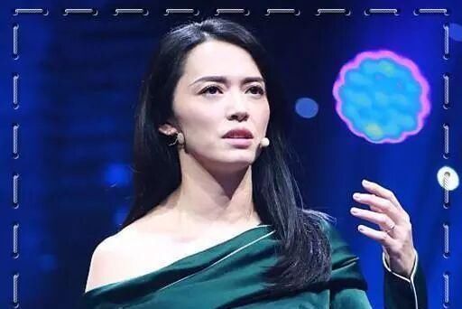 没有章子怡的身材真别穿紧身裙，这么紧也要硬塞，都勒出小肚腩了