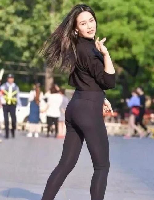  「面带微笑」街拍：面带微笑的美女，一件白色上衣配白色短裙，时尚美丽大方