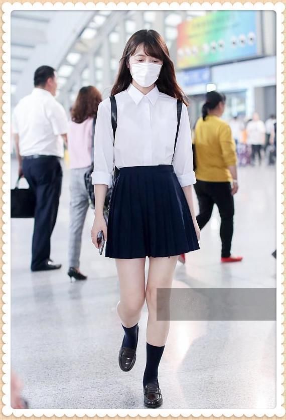 董洁真会装！38岁学21岁徐娇穿百褶裙，网友：再不疯狂就老了！