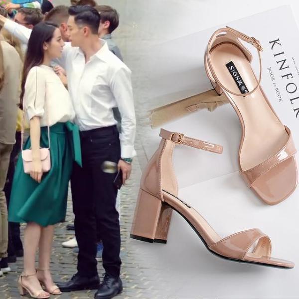 热巴穿着一身魅力的连衣裙亮相现场，却火了凉鞋，网友一致要同款