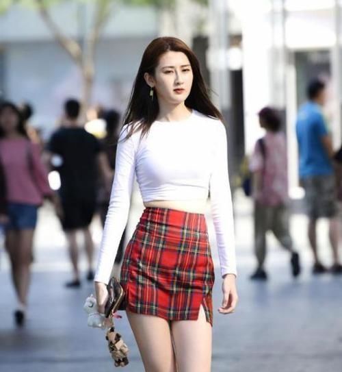 『美女』街拍:身材高挑的美女,一条白色连衣裙外搭白色开衫,时尚气质美