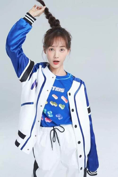 【 张雪迎】同穿印花抹胸礼服却输了，网友：鞋子太长了，张雪迎撞衫李一桐
