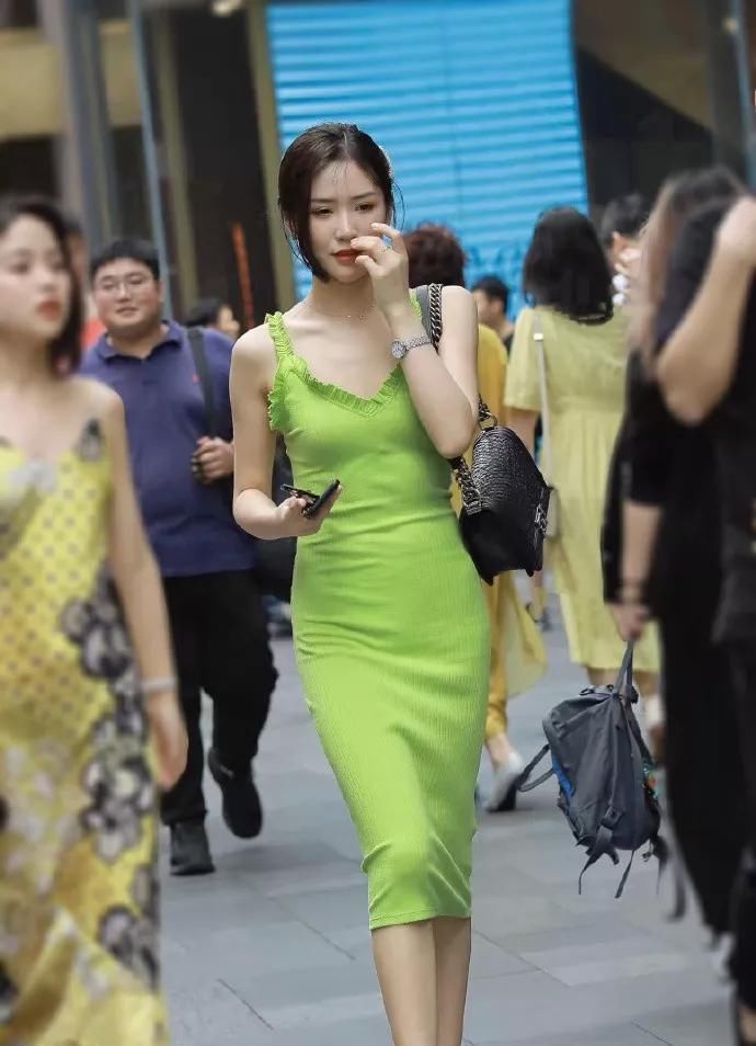  「气质」美女搭配高跟鞋, 让自己显得更加的美丽