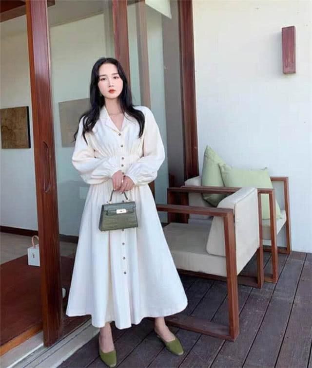  #齐腰连衣裙#今年火了一种“齐腰裙”，这么搭时髦又高级，一半以上的人都在穿