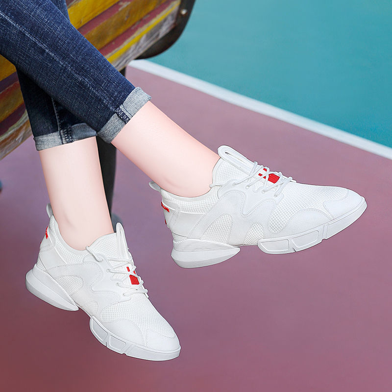 怪不得老婆不穿高跟鞋,刚上新的“小白鞋”,简约舒适忒洋气