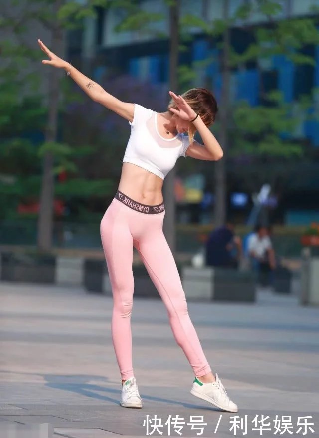 做瑜伽的紧身裤小姐姐，各种瑜伽动作勾画出肥硕的线条