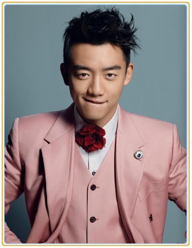 刘恺威厉害!44岁穿粉色西装竟比32岁郑恺还嫩，杨幂品味就是高!