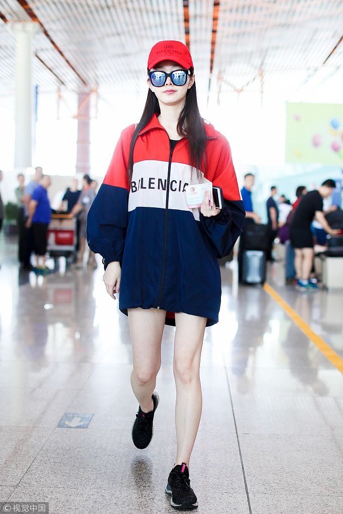 宋轶偷穿“男友”衣秀长腿甜笑少女范  疾跑赶路不忘挥手互动粉丝