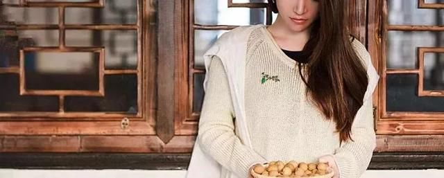 为什么你的翡翠饰品戴在身上就不如她好看？！