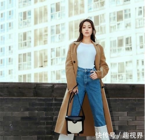 「底裤」穿大衣尽量别配打底裤!瞧瞧下面热巴这样来穿,时髦显瘦又洋气