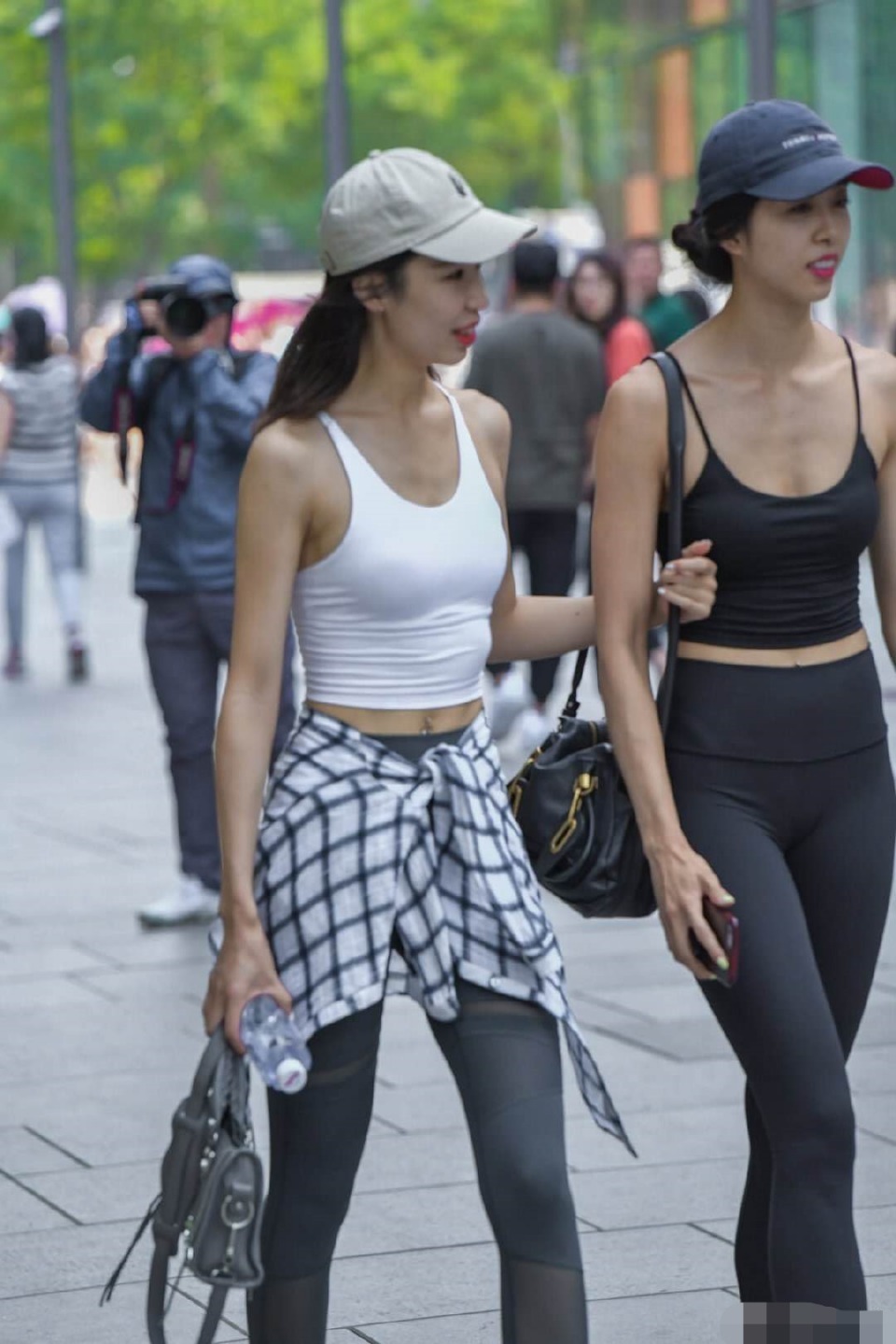 『美女』街拍:黑色紧身裤美女健身归来,你才能一枝独秀