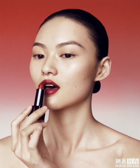  [顶级]国模之光！贺聪作为亚洲唯一模特登顶级封面