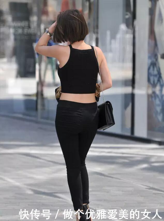 优雅美丽的姑娘总是喜欢黑色,穿上黑色打底裤的她,很有女人味