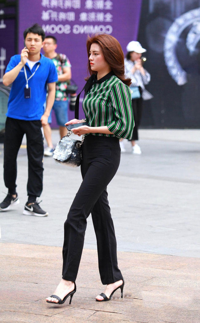 极品御姐贴身长裤裹出完美曲线，步子迈这么大什么事这么着急