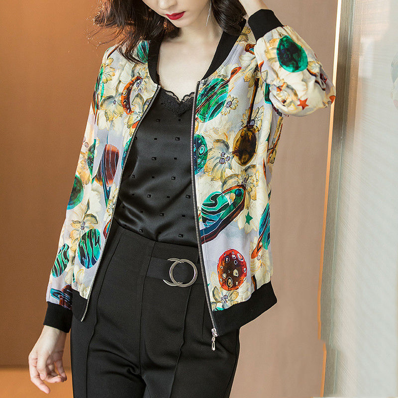 70后女人别着急买风衣!现流行这样的秋装外套，便宜舒适又大方