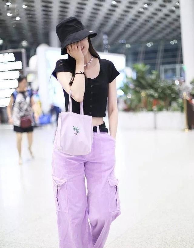  「超短」有一种时髦叫“上衣短两寸”，显瘦减龄又洋气