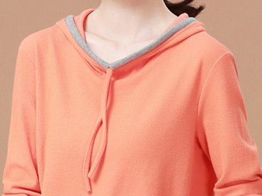 马上转凉了，70后老婆贼精，穿新款卫衣搭小脚裤，美嫩得不得了