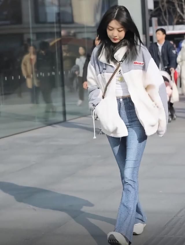  [悄悄]阔腿裤火了一把后，这款“喇叭裤”也悄悄走红，显高显腿长全靠它