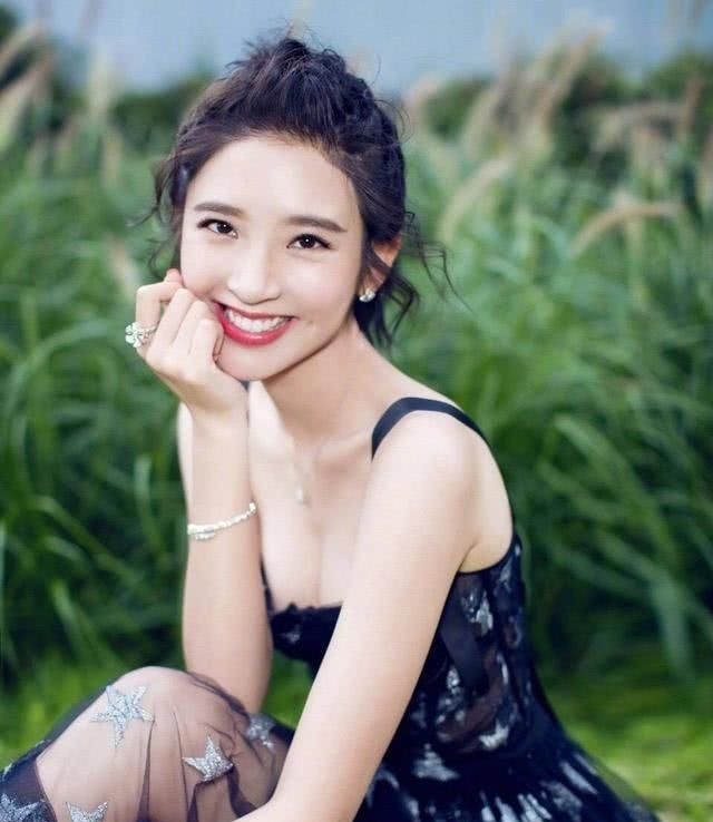脸上@脸上有这3个特征的女人,往往都“不显老”,同时中两个的很少见