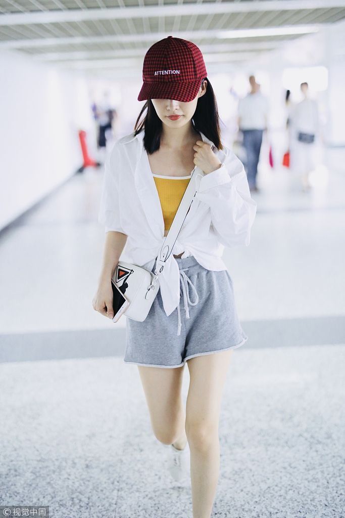 李沁衬衫打结穿运动短裤露“筷子腿”  素颜唇红齿白边走边揉鼻子