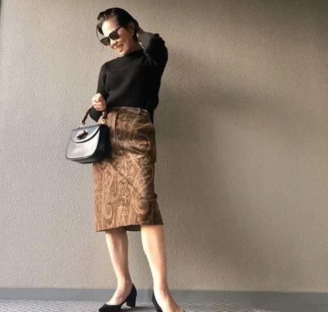  【搭配一双】时尚不分年龄，日本一56岁老妈穿出酷帅风，与三木妈不分上下