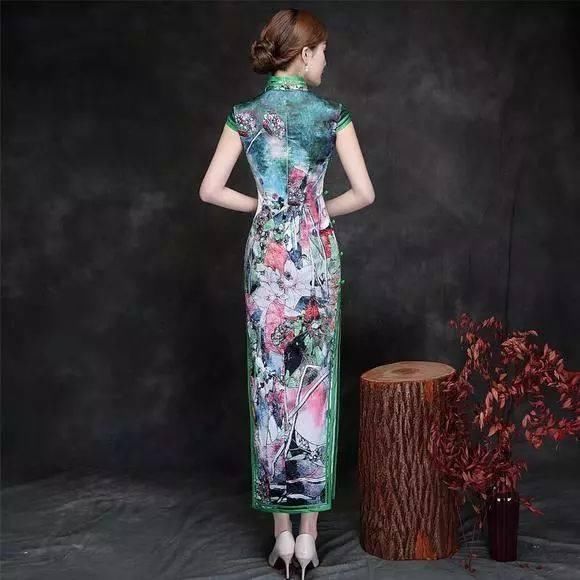 想像孔雀一样高贵优雅？绿色花旗袍美丽动人！